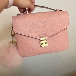 LOUIS VUITTON 
Empreinte Pochette Metis Rose Poudre